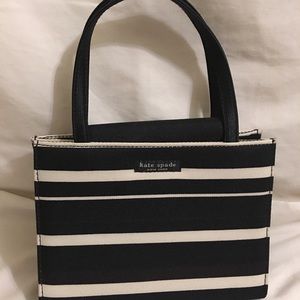 Kate spade New York hand bag.